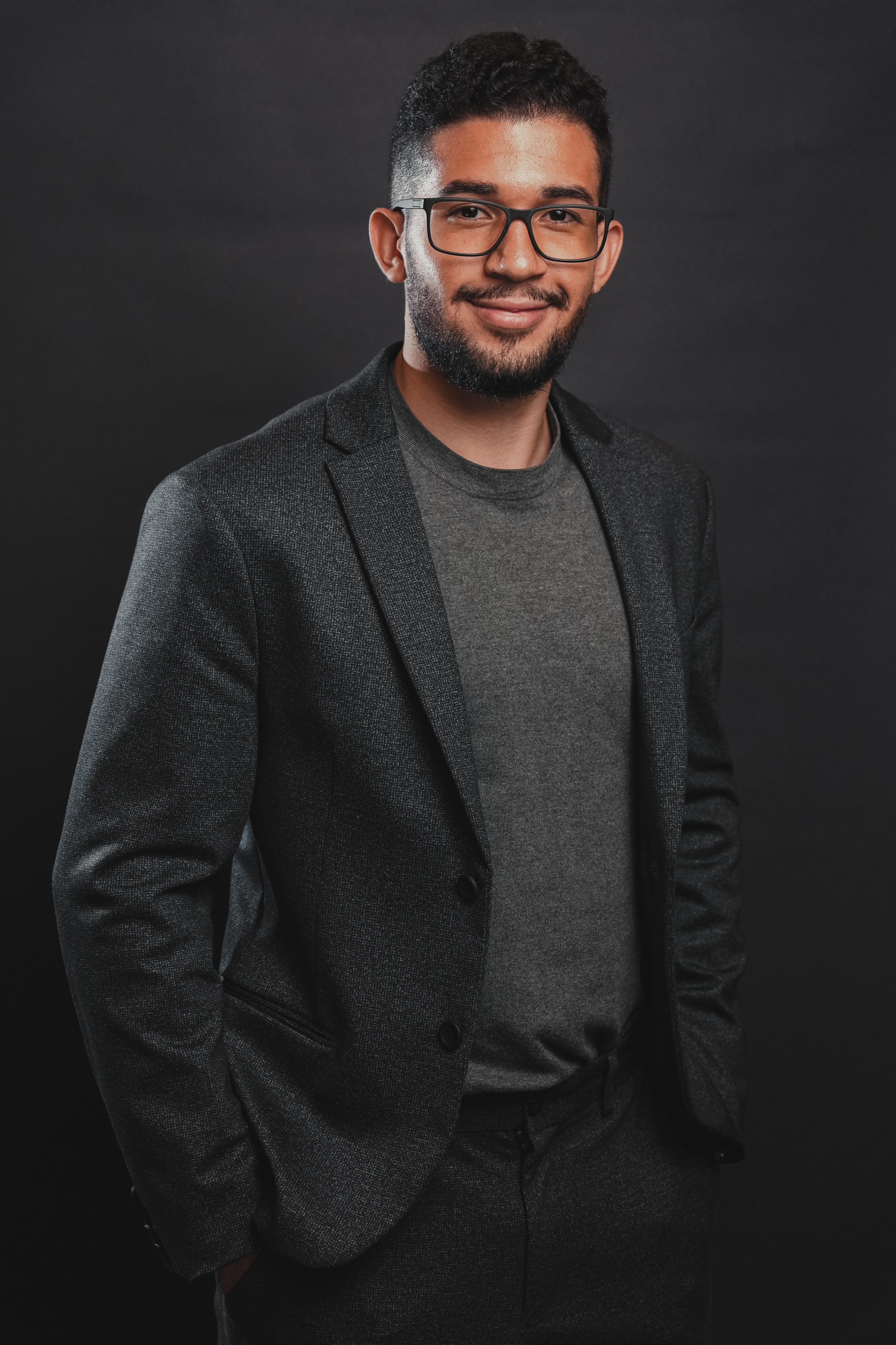 Kauã Pinheiro, fundador da Otimize Digital, com o troféu da mentoria 2739 ao lado de Rafael Marques